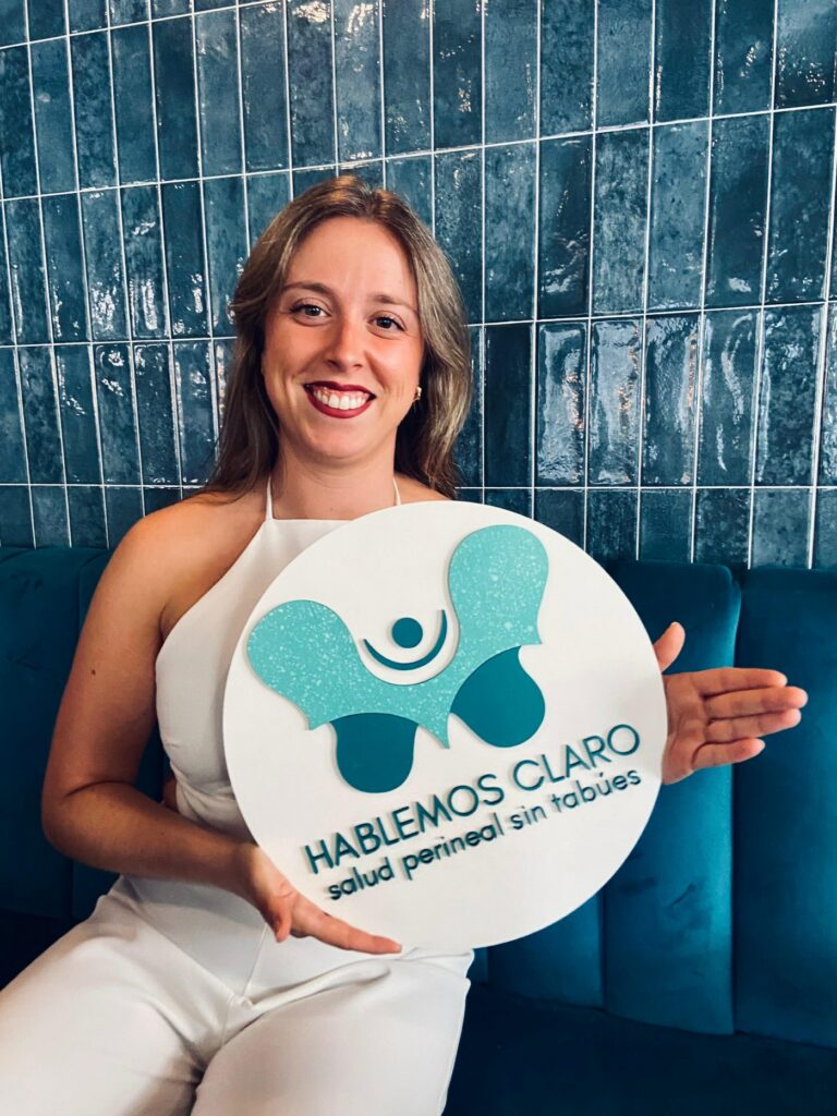 Andrea Villaescusa sosteniendo el logotipo de Hablemos Claro